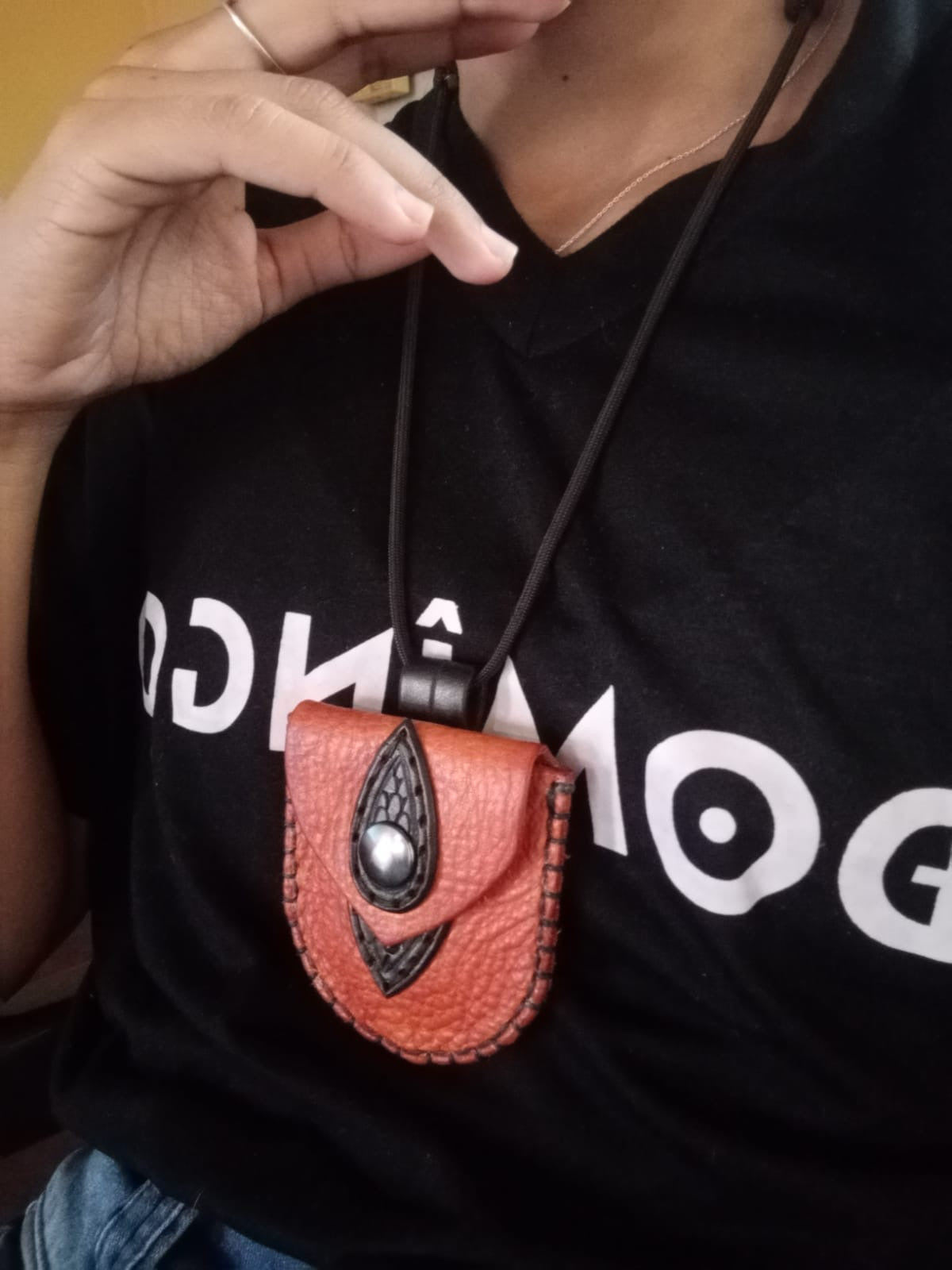 The Nipper neck pouch