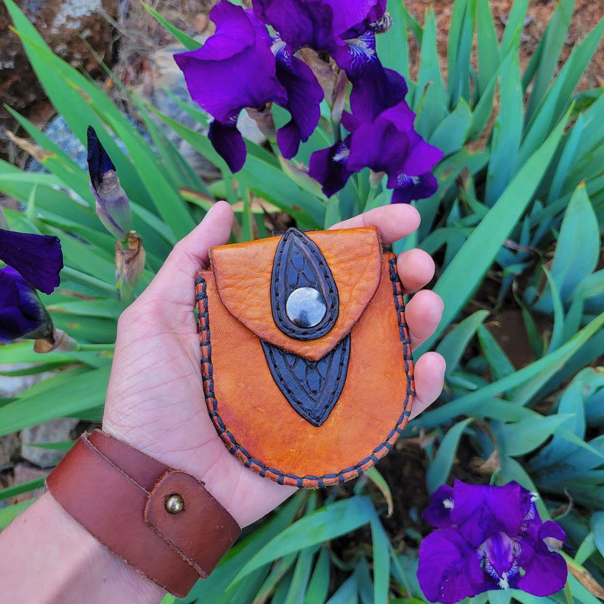 The Nipper neck pouch