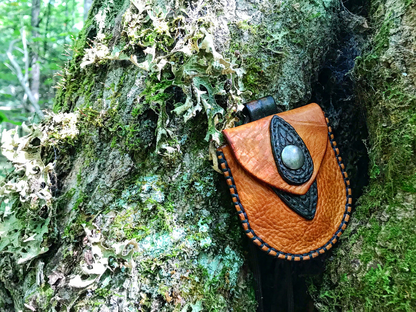 The Nipper neck pouch