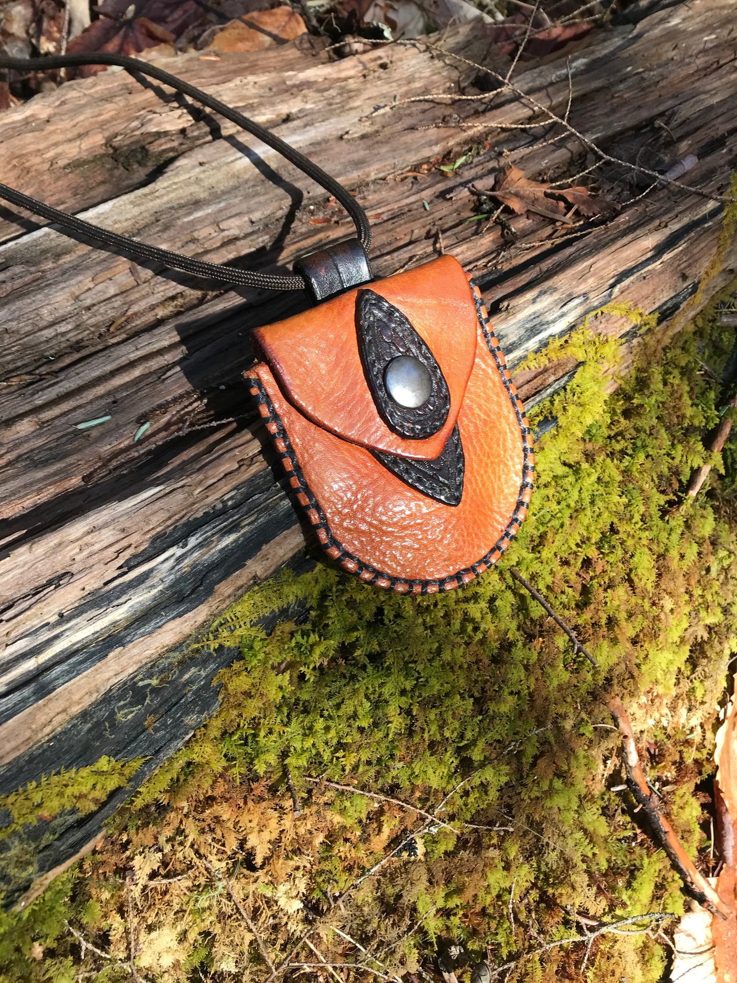 The Nipper neck pouch
