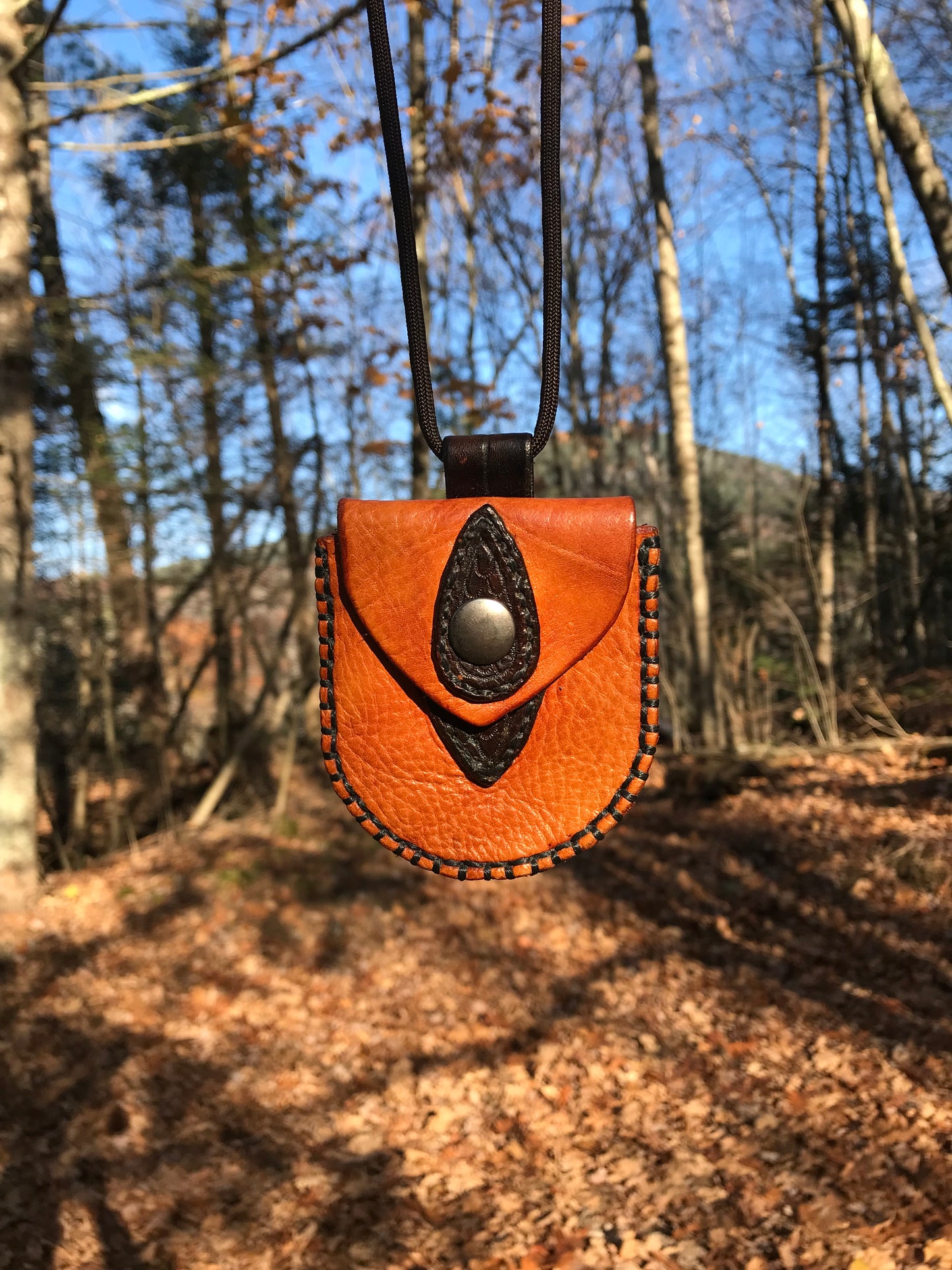 The Nipper neck pouch
