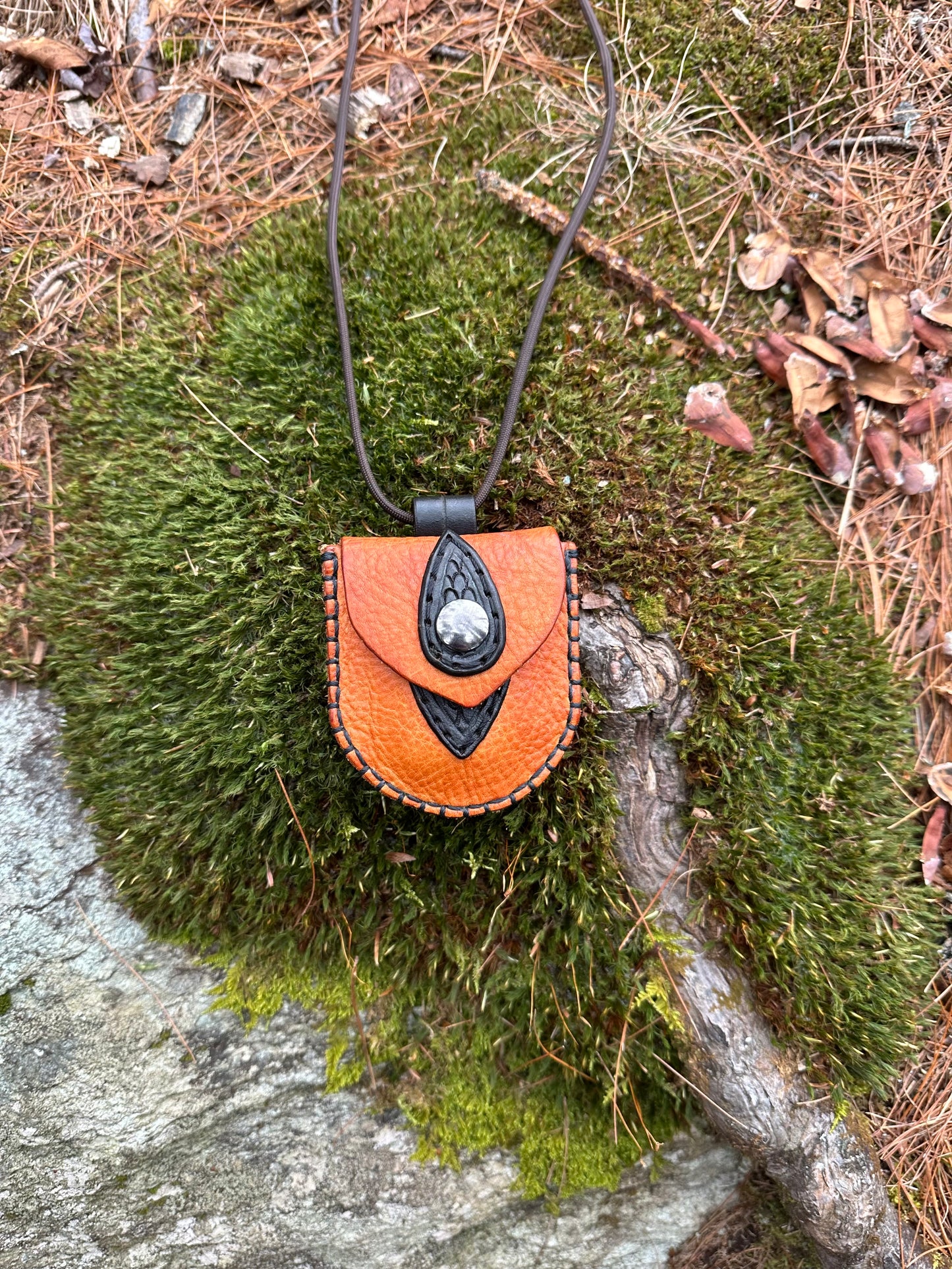 The Nipper neck pouch